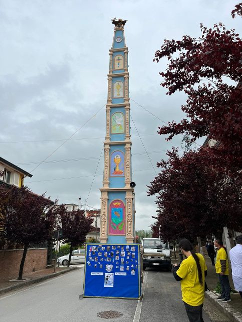 Il giglio di San Pasquale portato a spalla lungo le strade di Taurasi (AV) Il giglio di San Pasquale portato a spalla lungo le strade di Taurasi (AV)