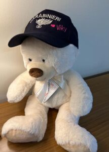 CASTELLO DI CISTERNA: Un peluche e labbraccio dellArma dei Carabinieri per la piccola Viky
