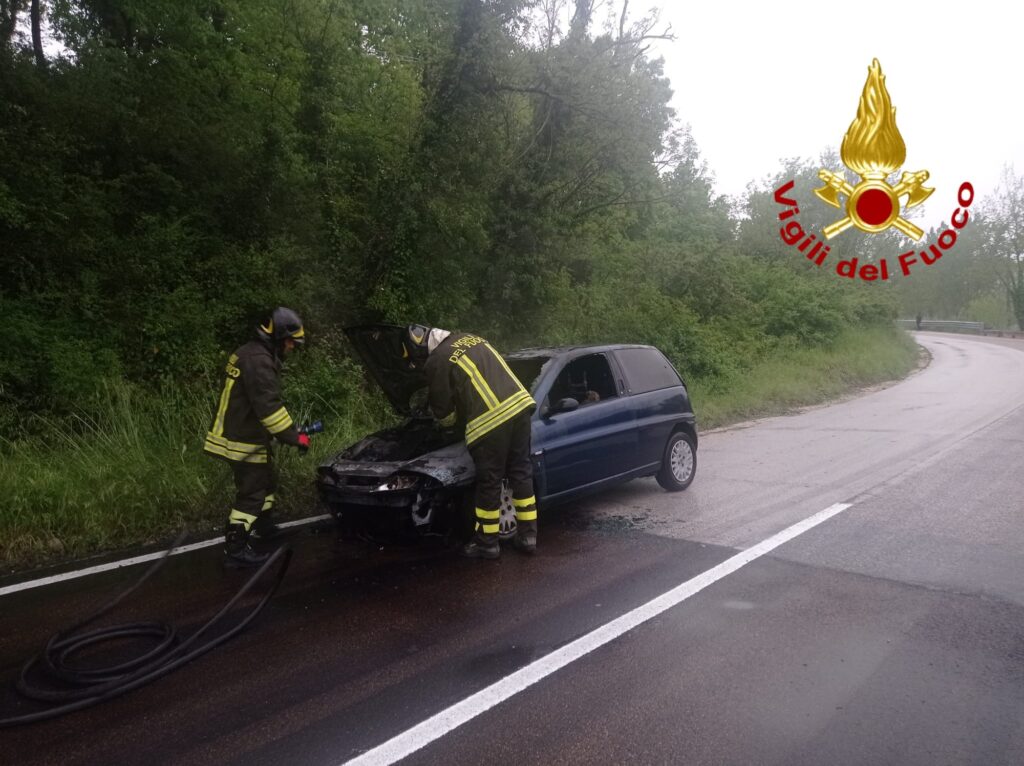 MONTELLA. In fiamme autovettura sulla SS 164, solo spavento per il conducente