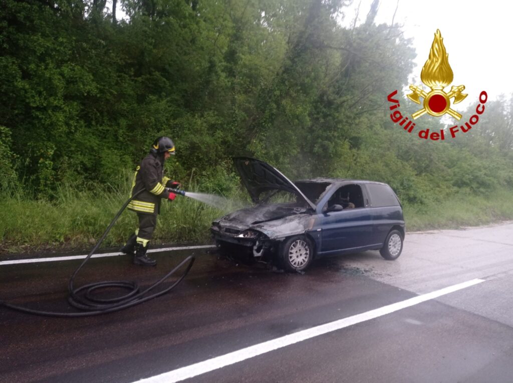 MONTELLA. In fiamme autovettura sulla SS 164, solo spavento per il conducente