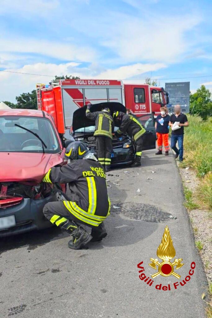 FLUMERI (AV). Incidente stradale tra due auto. Feriti un uomo di 63 anni e una ragazza di 24. FLUMERI (AV). Incidente stradale tra due auto. Feriti un uomo di 63 anni e una ragazza di 24.