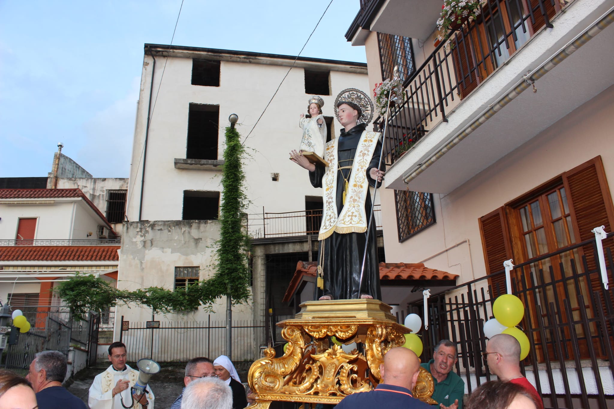 Mugnano del Cardinale (AV). Statio Eucaristica con SantAntonio nei vari quartieri Mugnano del Cardinale (AV). Statio Eucaristica con SantAntonio nei vari quartieri