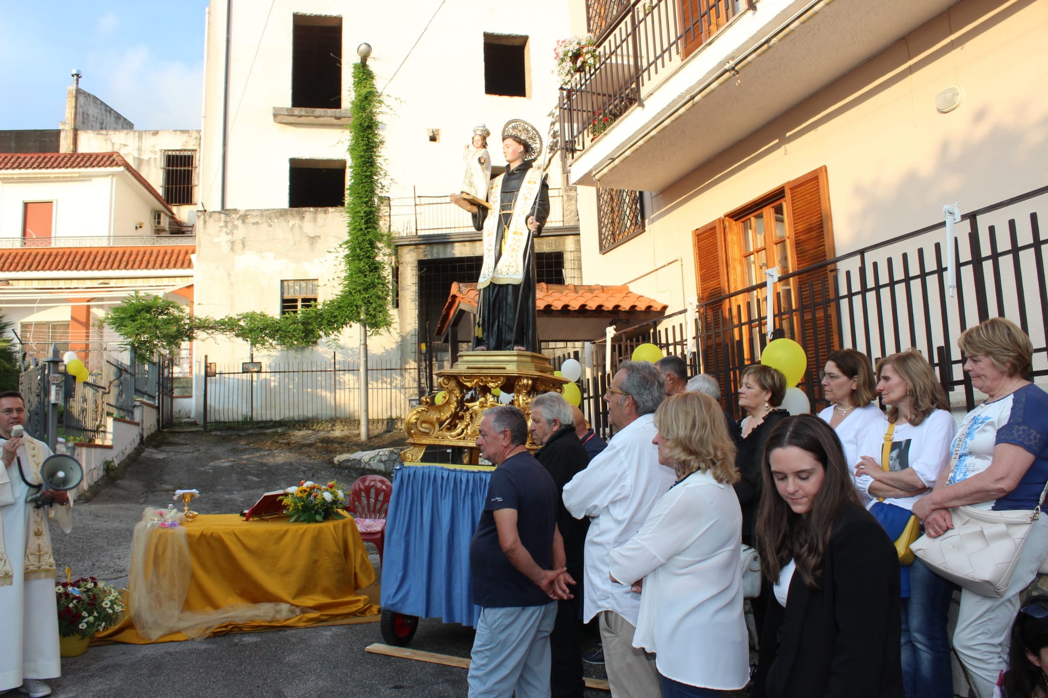 Mugnano del Cardinale (AV). Statio Eucaristica con SantAntonio nei vari quartieri Mugnano del Cardinale (AV). Statio Eucaristica con SantAntonio nei vari quartieri