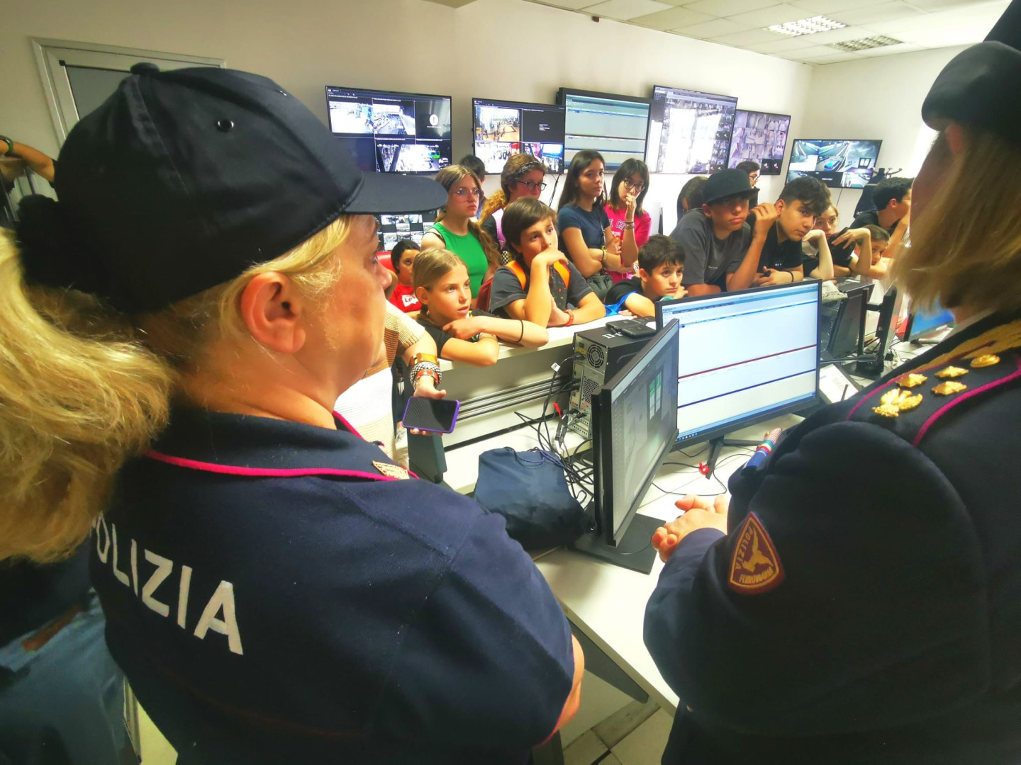 Train…to be cool: ragazzi in visita al Centro Operativo del Compartimento Polizia Ferroviaria Napoli Train…to be cool: ragazzi in visita al Centro Operativo del Compartimento Polizia Ferroviaria Napoli