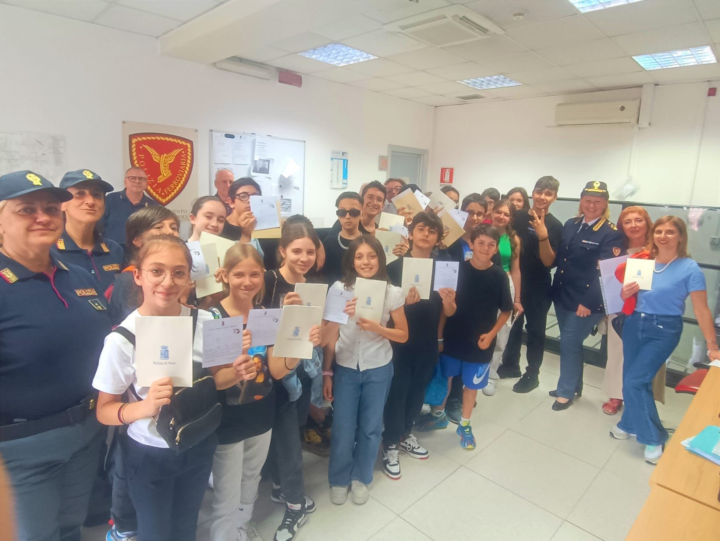 Train…to be cool: ragazzi in visita al Centro Operativo del Compartimento Polizia Ferroviaria Napoli Train…to be cool: ragazzi in visita al Centro Operativo del Compartimento Polizia Ferroviaria Napoli