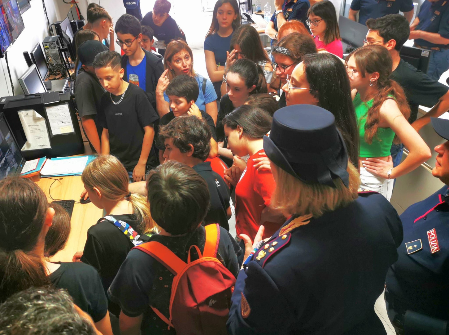 Train…to be cool: ragazzi in visita al Centro Operativo del Compartimento Polizia Ferroviaria Napoli Train…to be cool: ragazzi in visita al Centro Operativo del Compartimento Polizia Ferroviaria Napoli