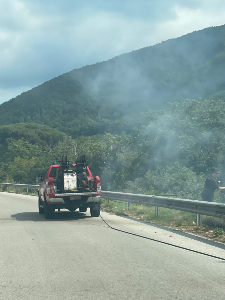 MUGNANO. Fiamme sulla Variante, bruciano le sterpaglie lungo il tratto stradale