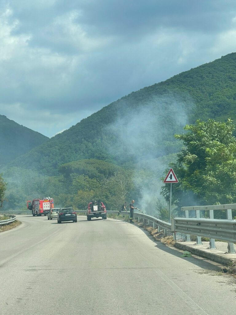MUGNANO. Fiamme sulla Variante, bruciano le sterpaglie lungo il tratto stradale
