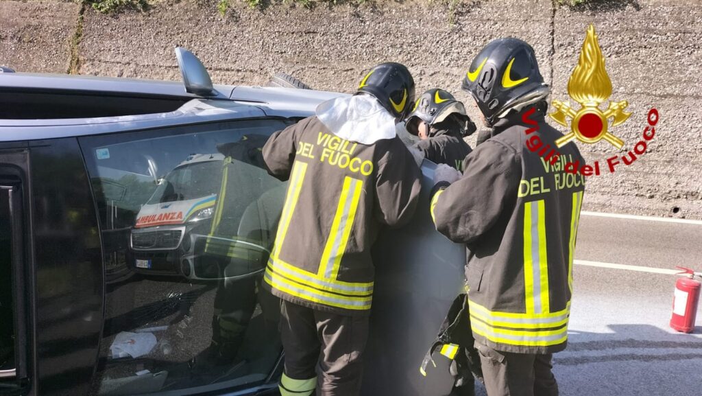 A16. Monteforte Irpino, auto si ribalta, ferita coppia di coniugi avellinesi
