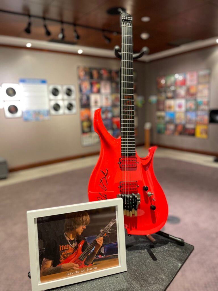 La chitarra di Davide Lo Surdo esposta al Sigal Music Museum negli USA