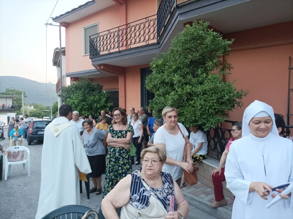 Mugnano   Statio Eucaristica al rione Campo con la Madonna del Carmine. Video e Foto