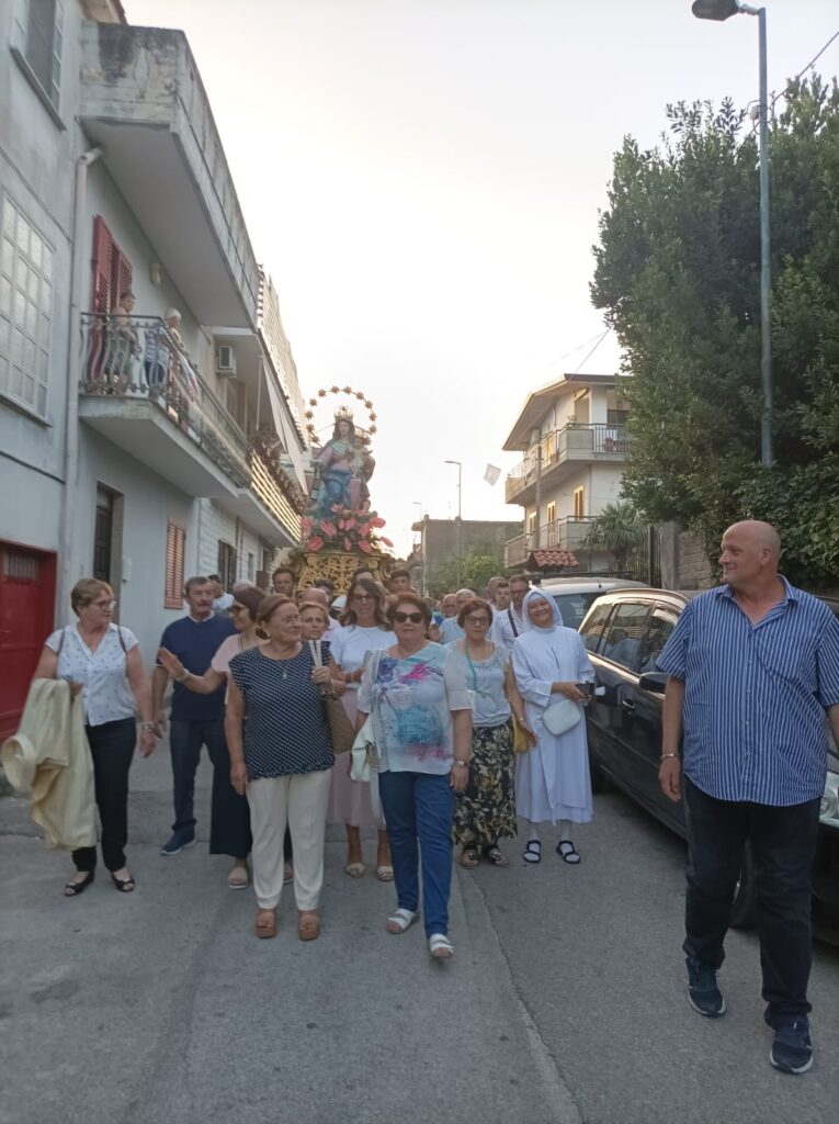 Mugnano   Statio Eucaristica al rione Campo con la Madonna del Carmine. Video e Foto