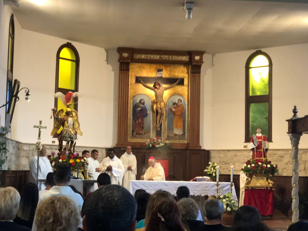 Petruro di Forino (Av): Il Vescovo di Avellino Mons. Arturo Aiello officia i riti religiosi dedicati a San Michele Arcangelo e San Felicissimo