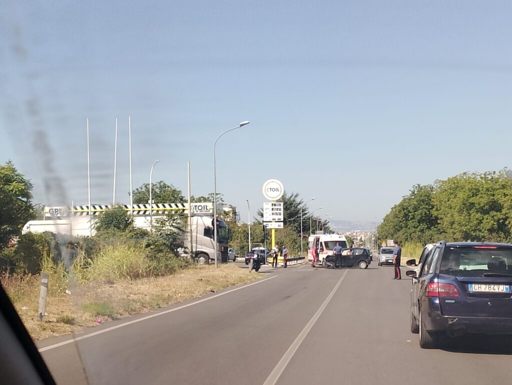 COMIZIANO. Incidente sulla Nazionale delle Puglie tra auto e moto.  Un Ferito