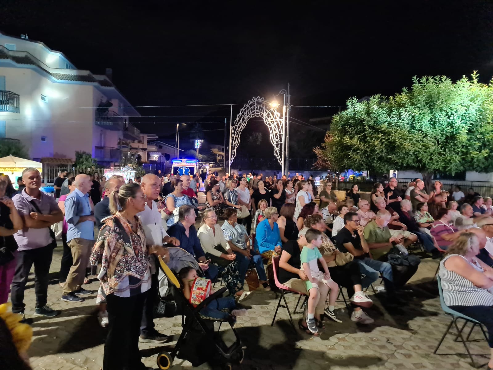 Nocciolo e le strade dei forni, a Pago Decibel Bellini fa ballare una piazza intera Nocciolo e le strade dei forni, a Pago Decibel Bellini fa ballare una piazza intera