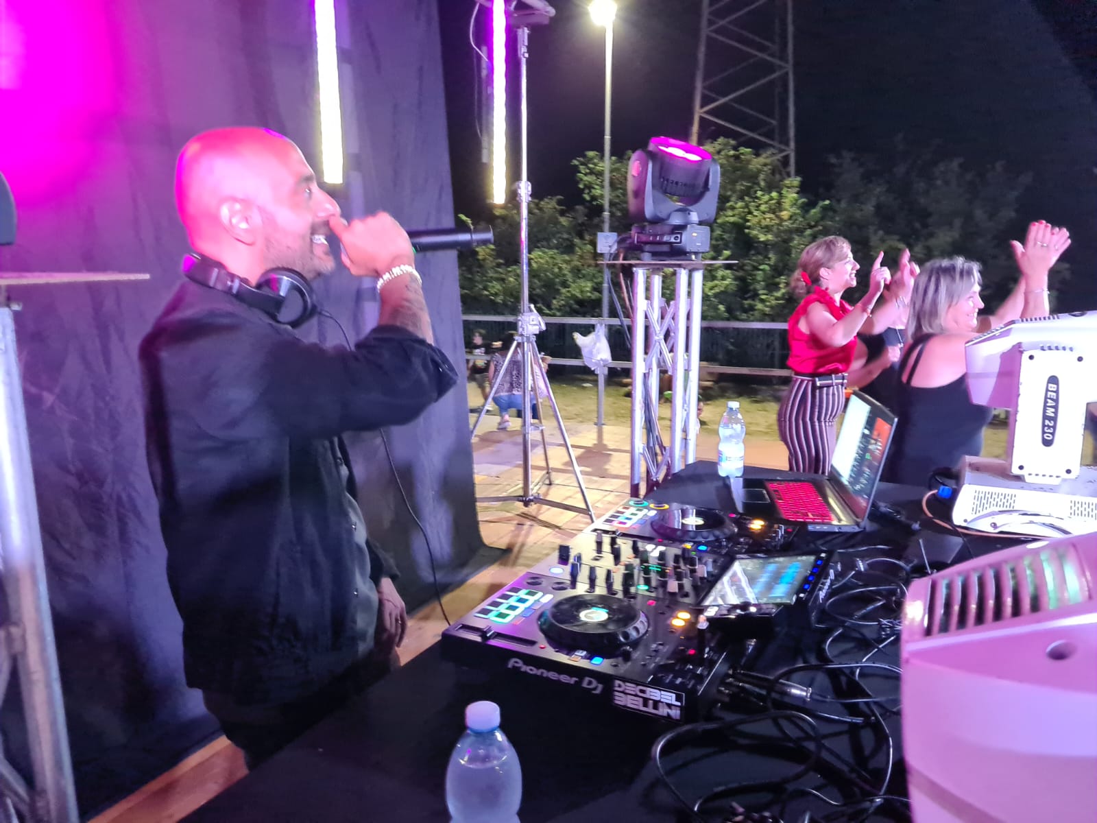 Nocciolo e le strade dei forni, a Pago Decibel Bellini fa ballare una piazza intera Nocciolo e le strade dei forni, a Pago Decibel Bellini fa ballare una piazza intera