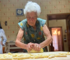 NONNA ROSETTA E I “CECATIELLE A CIAMBUTTÈLLA” GROTTESI PROTAGONISTI DI UNA PUNTATA DI PASTA GRANNIES.