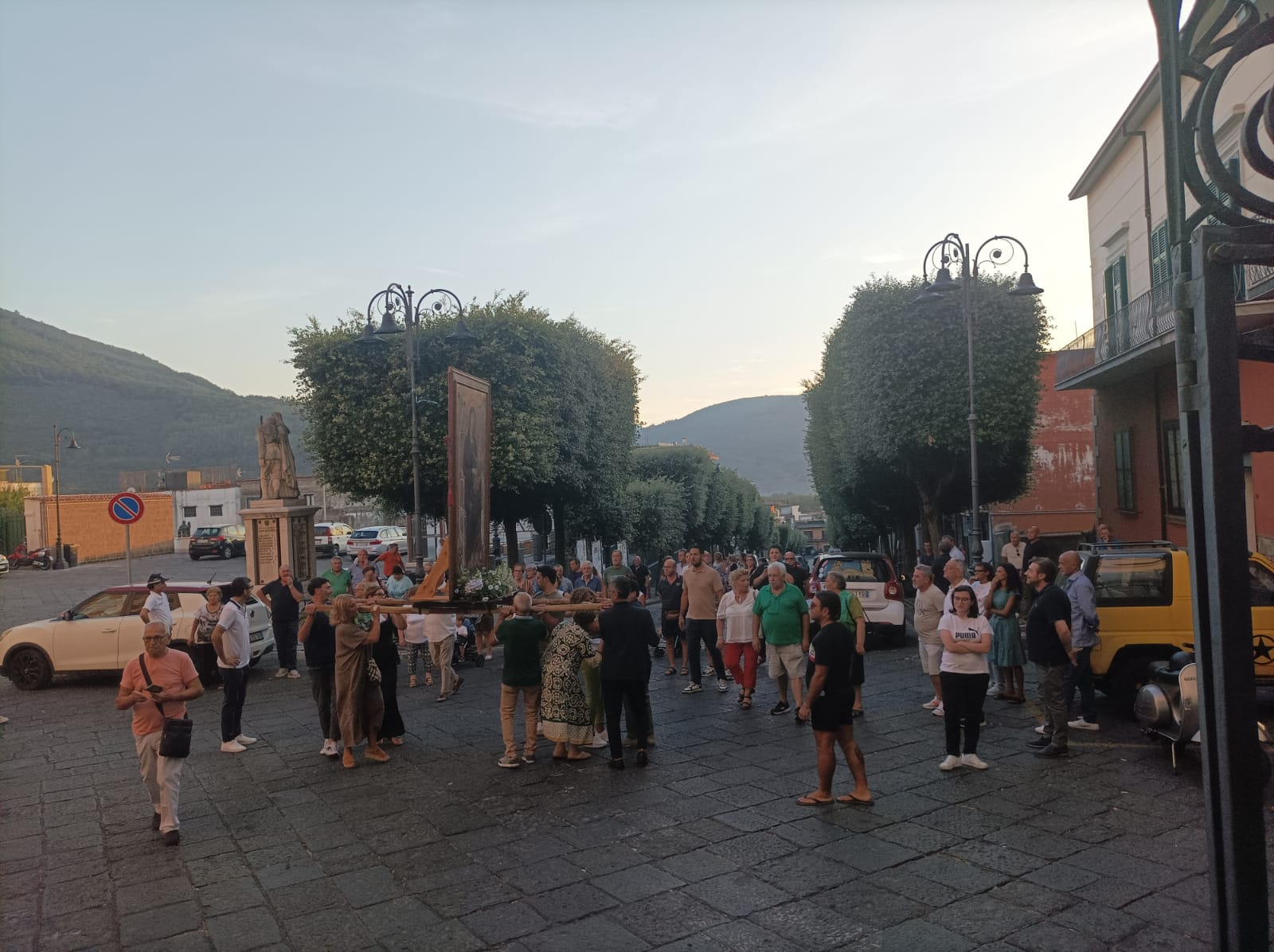 Mugnano Dopo 25 anni si è svolta la processione della Madonna di Montevergine Mugnano Dopo 25 anni si è svolta la processione della Madonna di Montevergine