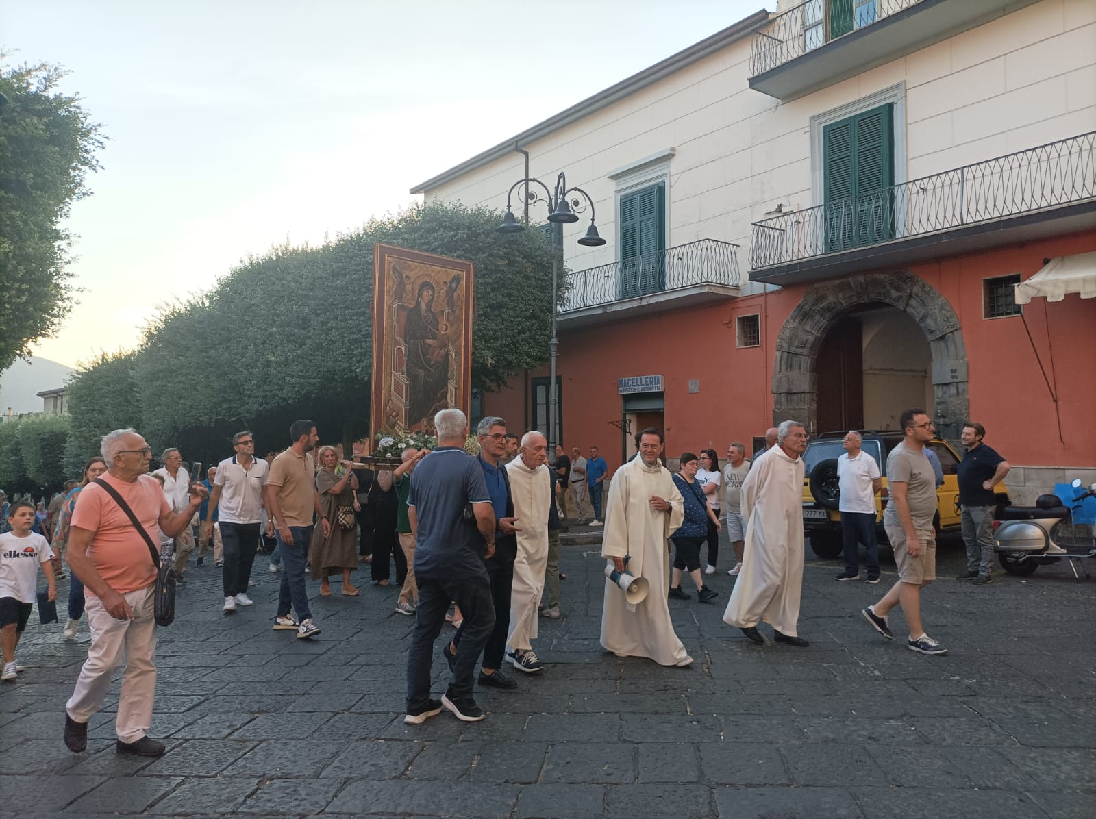 Mugnano Dopo 25 anni si è svolta la processione della Madonna di Montevergine Mugnano Dopo 25 anni si è svolta la processione della Madonna di Montevergine