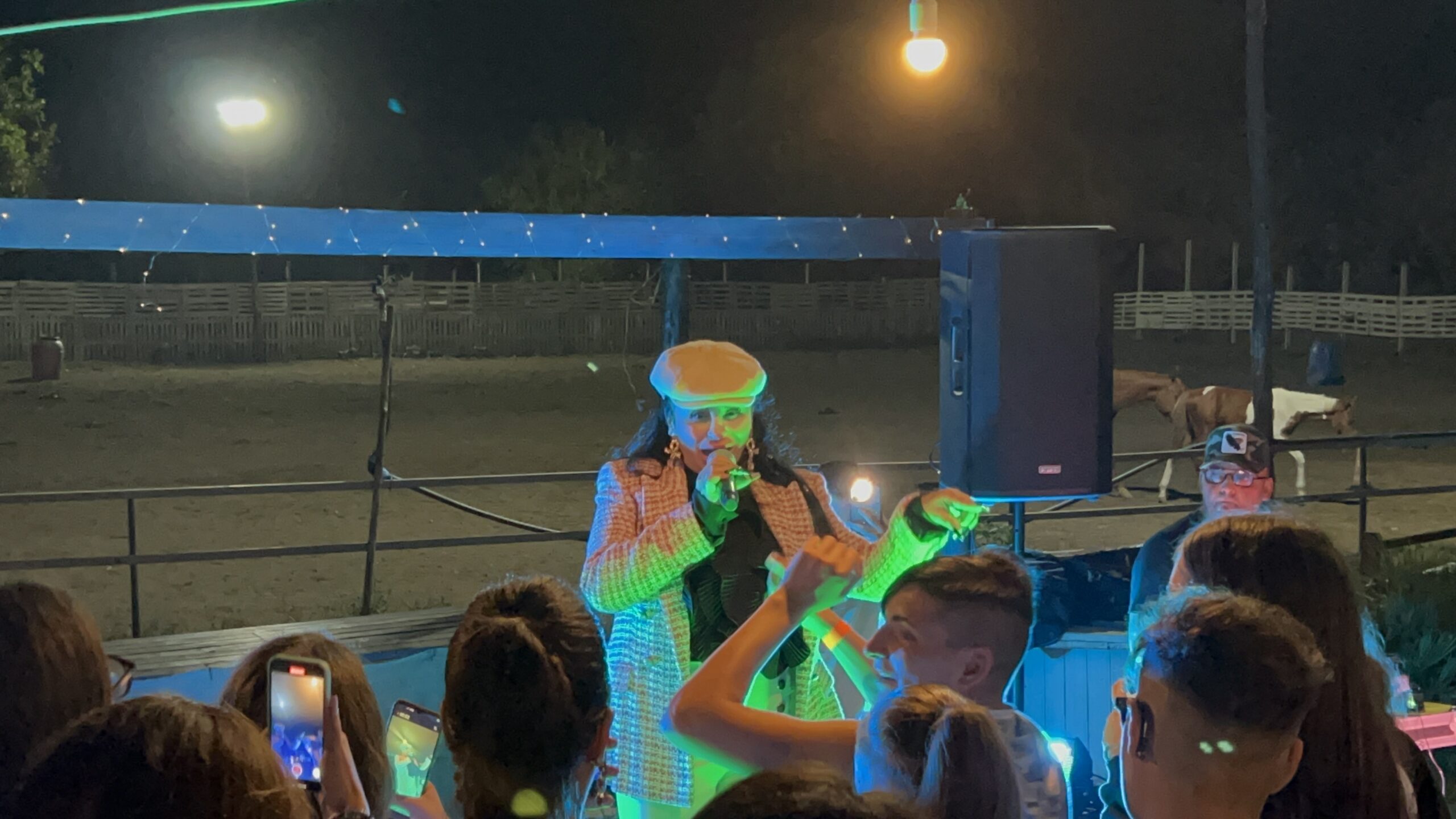 AVELLA. La Svergognata, la tiktoker Rita De Crescenzo fa tappa al Vento in Sella. Video e Foto AVELLA. La Svergognata, la tiktoker Rita De Crescenzo fa tappa al Vento in Sella. Video e Foto