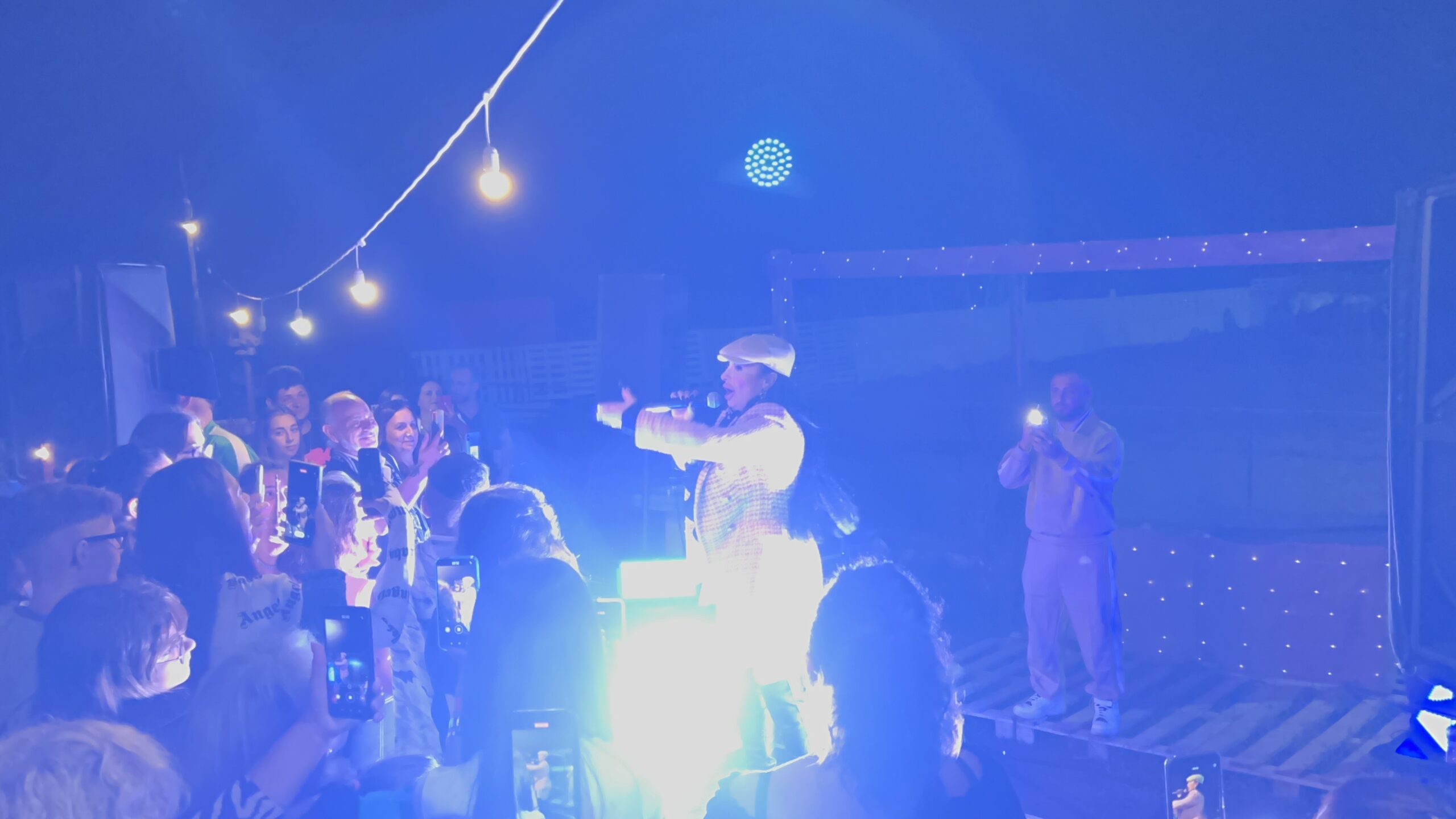 AVELLA. La Svergognata, la tiktoker Rita De Crescenzo fa tappa al Vento in Sella. Video e Foto AVELLA. La Svergognata, la tiktoker Rita De Crescenzo fa tappa al Vento in Sella. Video e Foto