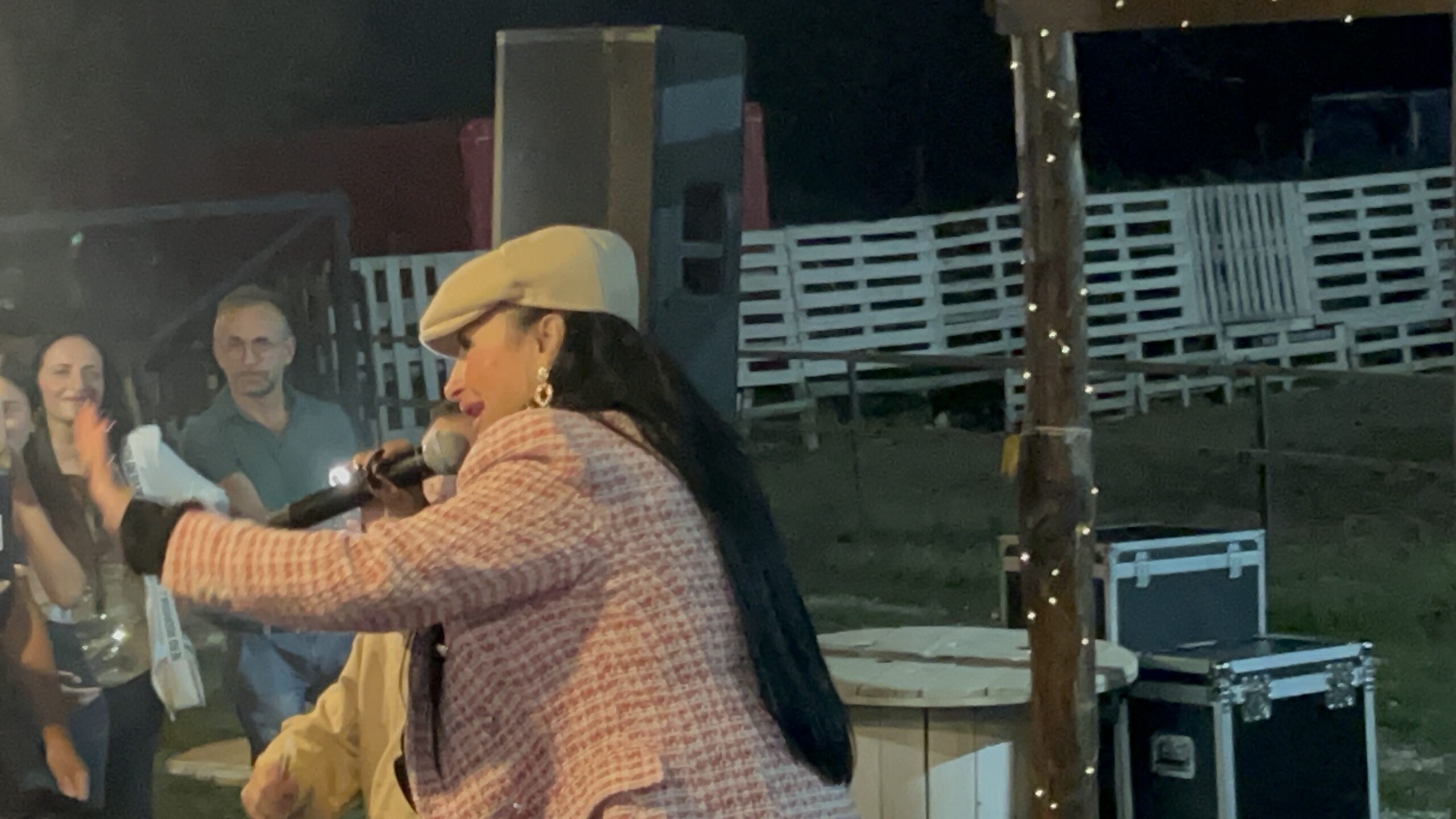 AVELLA. La Svergognata, la tiktoker Rita De Crescenzo fa tappa al Vento in Sella. Video e Foto AVELLA. La Svergognata, la tiktoker Rita De Crescenzo fa tappa al Vento in Sella. Video e Foto