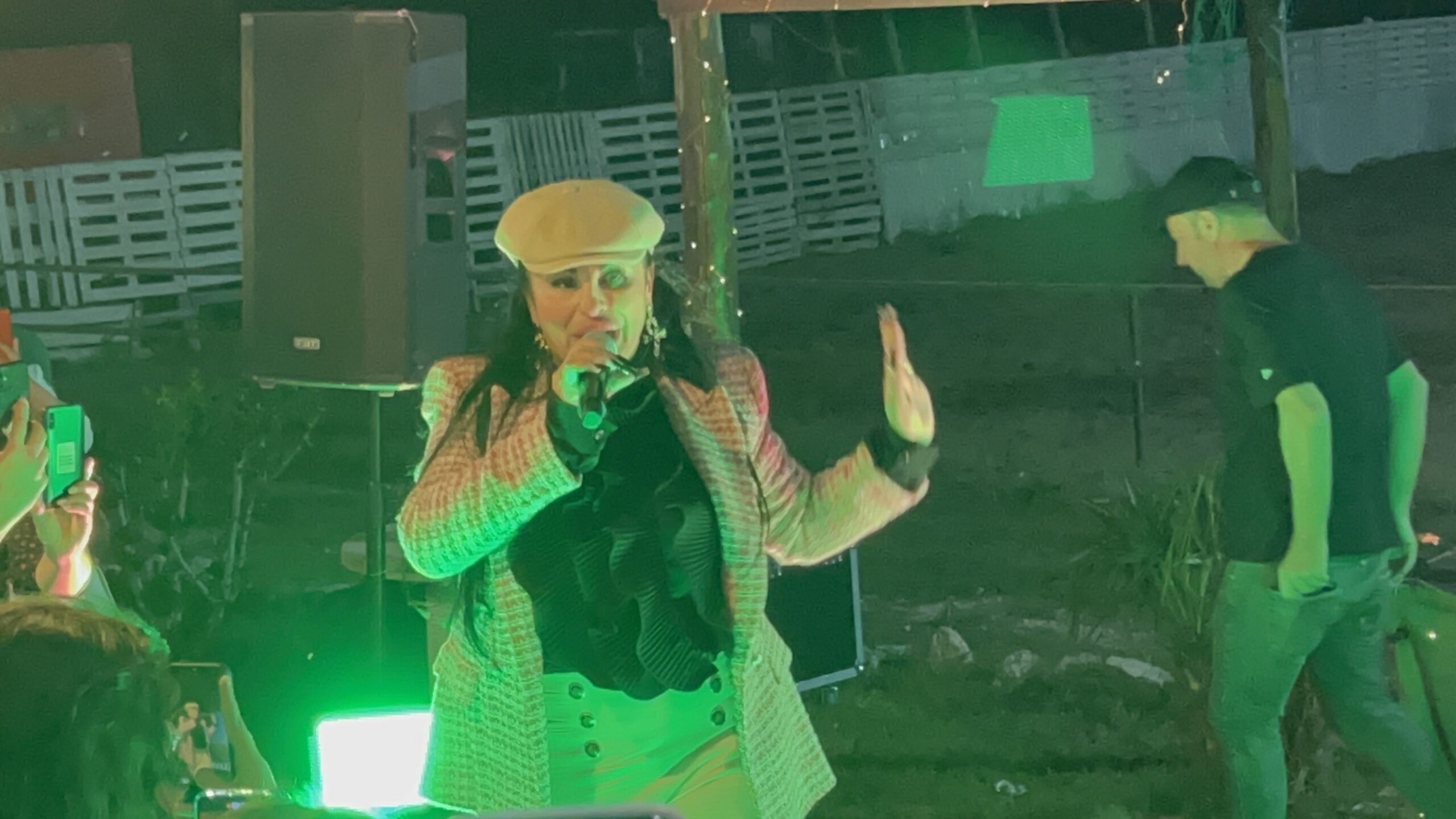 AVELLA. La Svergognata, la tiktoker Rita De Crescenzo fa tappa al Vento in Sella. Video e Foto AVELLA. La Svergognata, la tiktoker Rita De Crescenzo fa tappa al Vento in Sella. Video e Foto