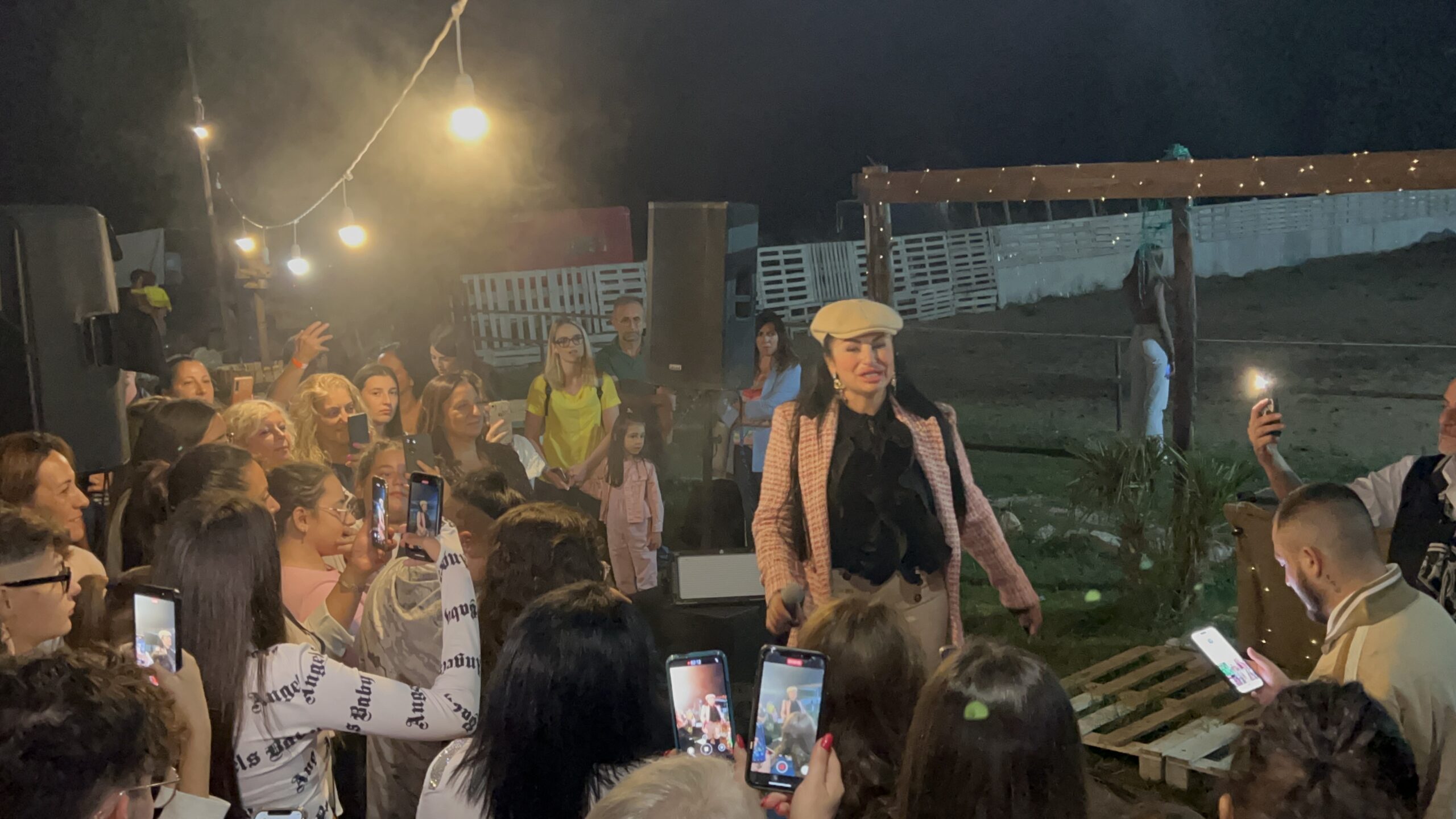 AVELLA. La Svergognata, la tiktoker Rita De Crescenzo fa tappa al Vento in Sella. Video e Foto AVELLA. La Svergognata, la tiktoker Rita De Crescenzo fa tappa al Vento in Sella. Video e Foto