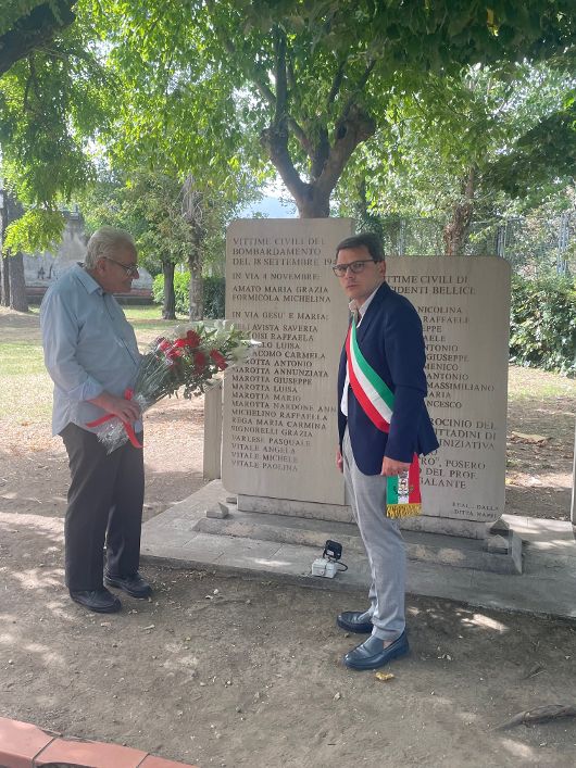 BAIANO. In Villa comunale, il ricordo dei bombardamenti del ’43. Omaggio floreale alla stele memoriale delle vittime civili