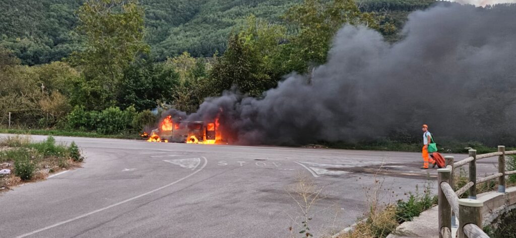 MUGNANO DEL CARDINALE. Paura sulla Circumvallazione, in fiamme furgone. Occupanti in salvo. Foto