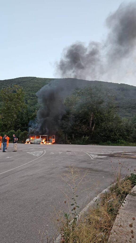 MUGNANO DEL CARDINALE. Paura sulla Circumvallazione, in fiamme furgone. Occupanti in salvo. Foto