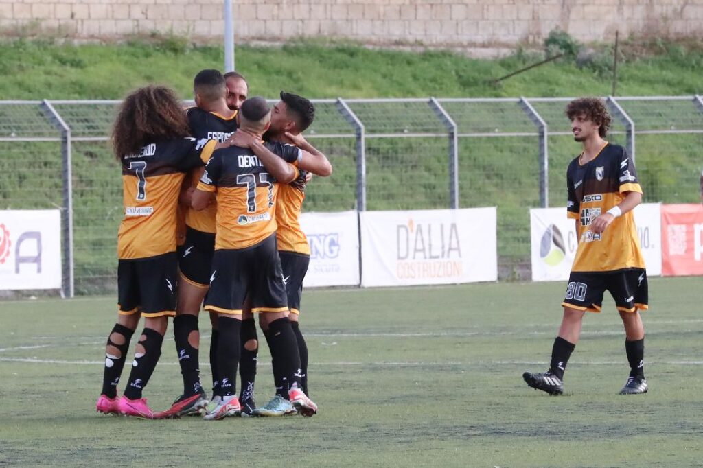 Poker Nola: i due Esposito trascinano i Bianconeri contro il Savoia Poker Nola: i due Esposito trascinano i Bianconeri contro il Savoia