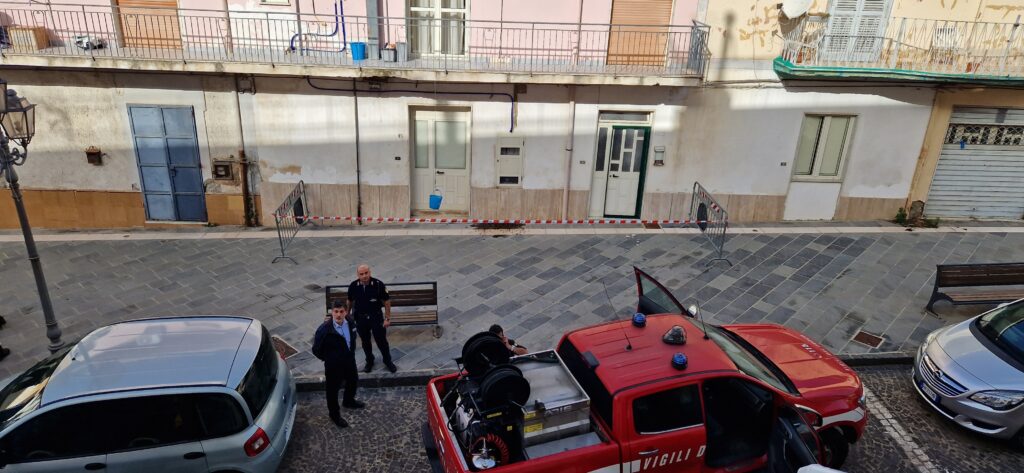 Quadrelle:  Intervento dei Vigili del Fuoco. Rimossi Calabroni da un Cassonetto Elettrico. Video