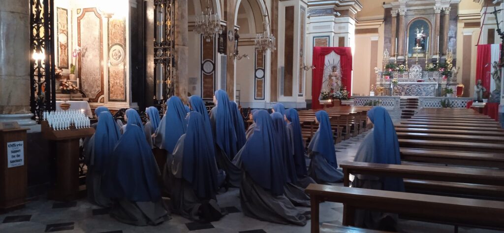 MUGNANO DEL CARDINALE. Le Suore Francescane dellImmacolata fanno visita al corpo di Santa Filomena