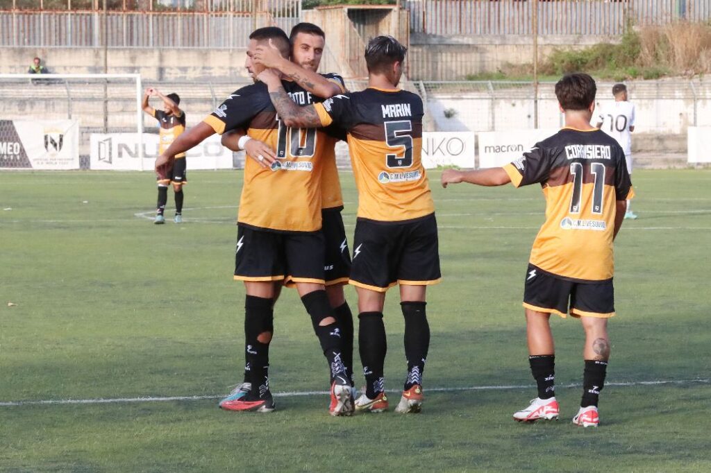 Poker Nola: i due Esposito trascinano i Bianconeri contro il Savoia Poker Nola: i due Esposito trascinano i Bianconeri contro il Savoia