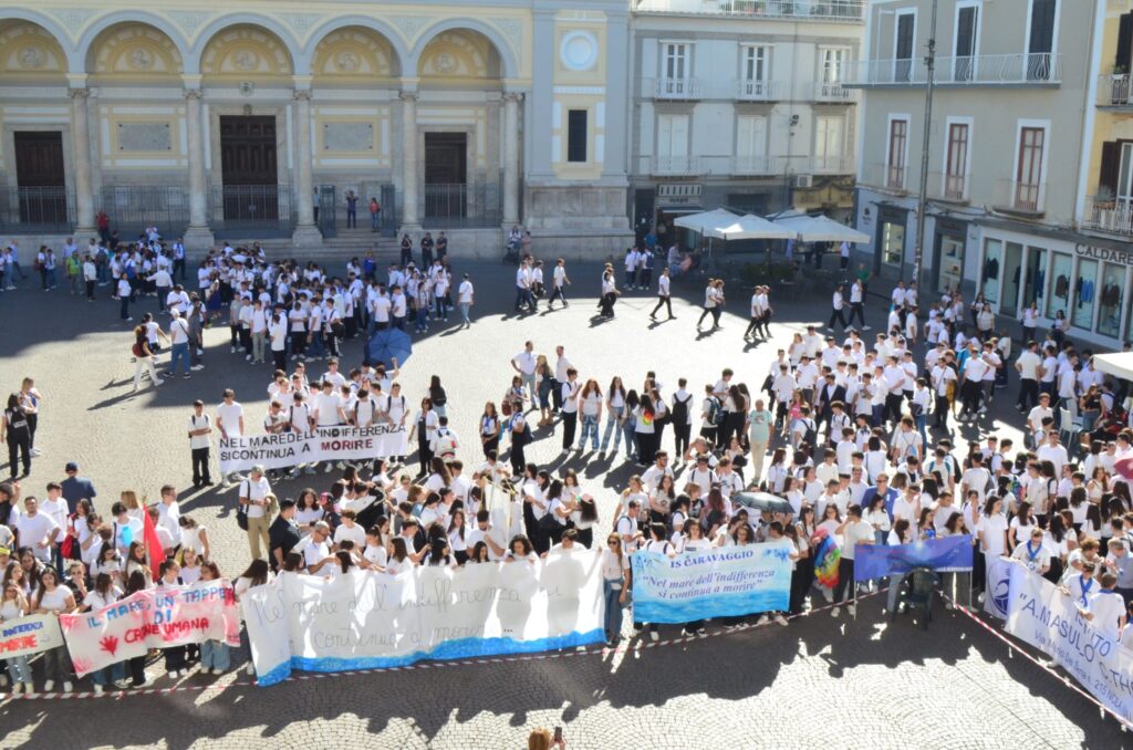 NOLA. Studenti in piazza Duomo per ricordare il naufragio di Lampedusa. Liniziativa dellistituto scolastico Masullo Theti di Nola