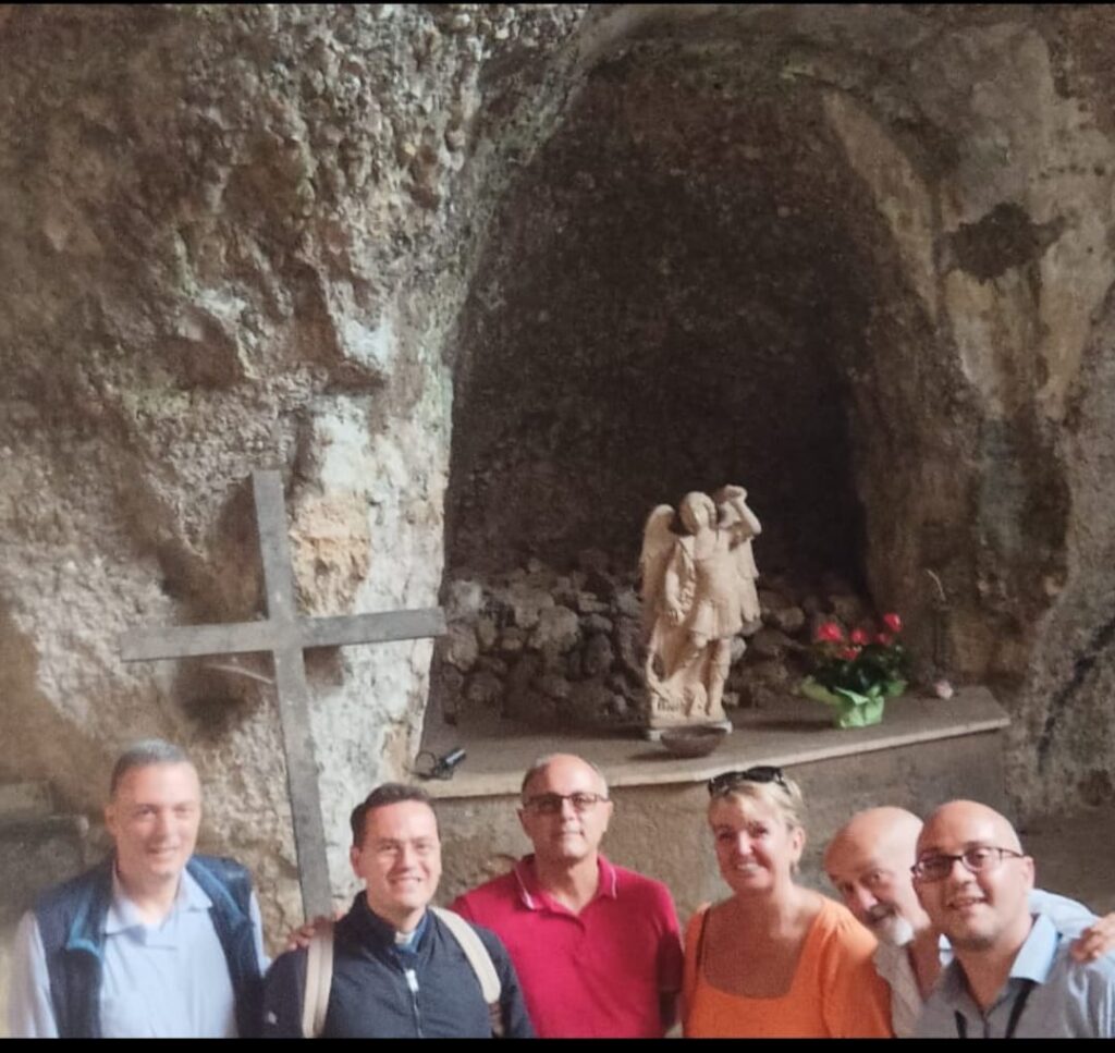 Avella   Devoti speciali in visita alle Grotte di San Michele