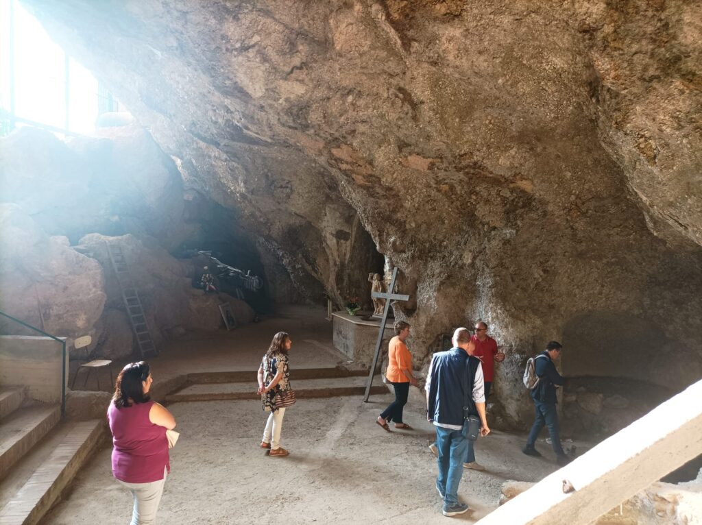 Avella   Devoti speciali in visita alle Grotte di San Michele