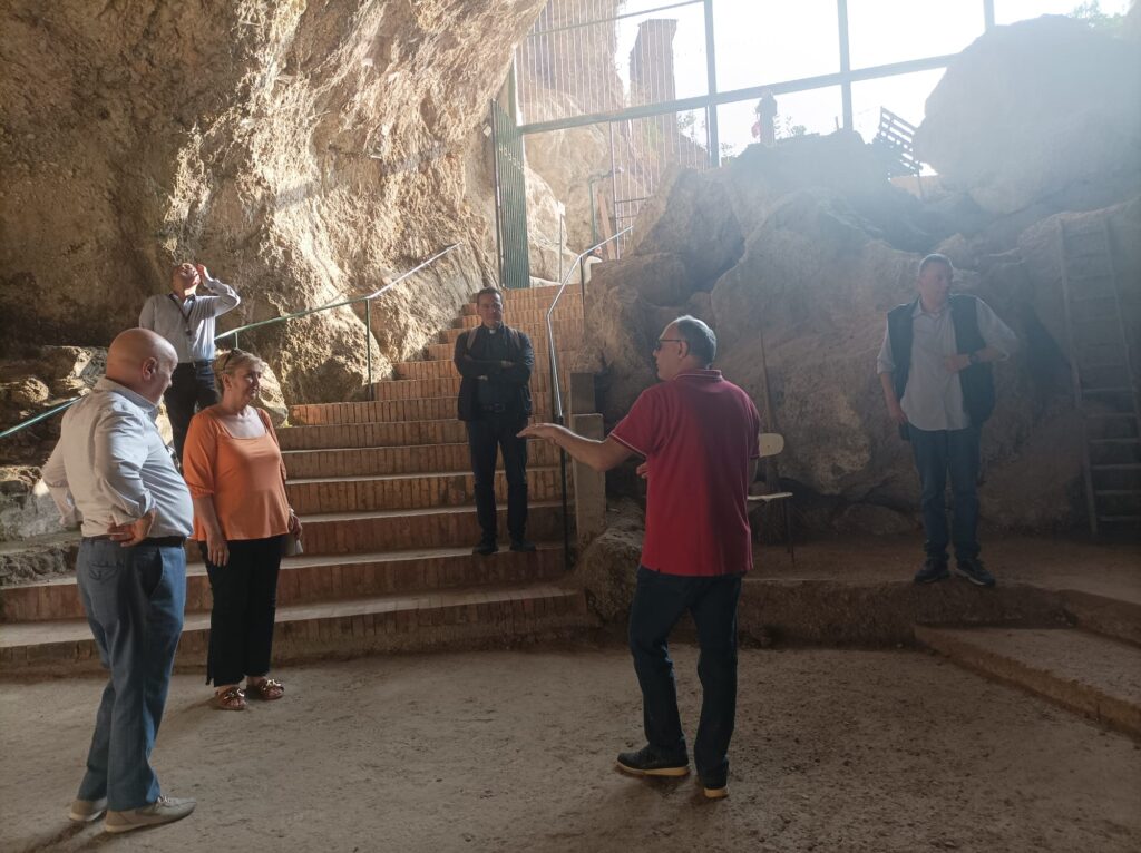 Avella   Devoti speciali in visita alle Grotte di San Michele