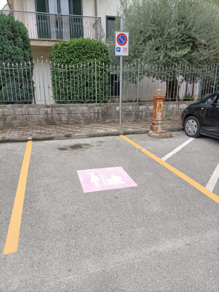 Quadrelle Accoglie il Nuovo Codice della Strada con Parcheggi Rosa: Un Passo Avanti per le Donne Incinte e le Famiglie