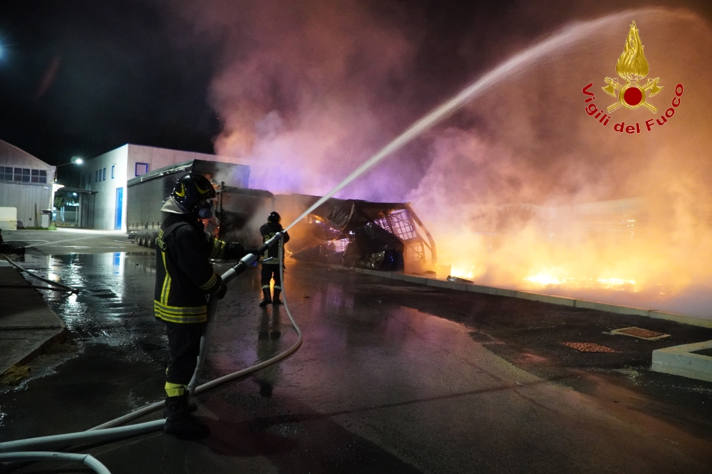 Incendio a Avellino: Vigili del Fuoco a Lavoro per contenere lEmergenza Incendio a Avellino: Vigili del Fuoco a Lavoro per contenere lEmergenza