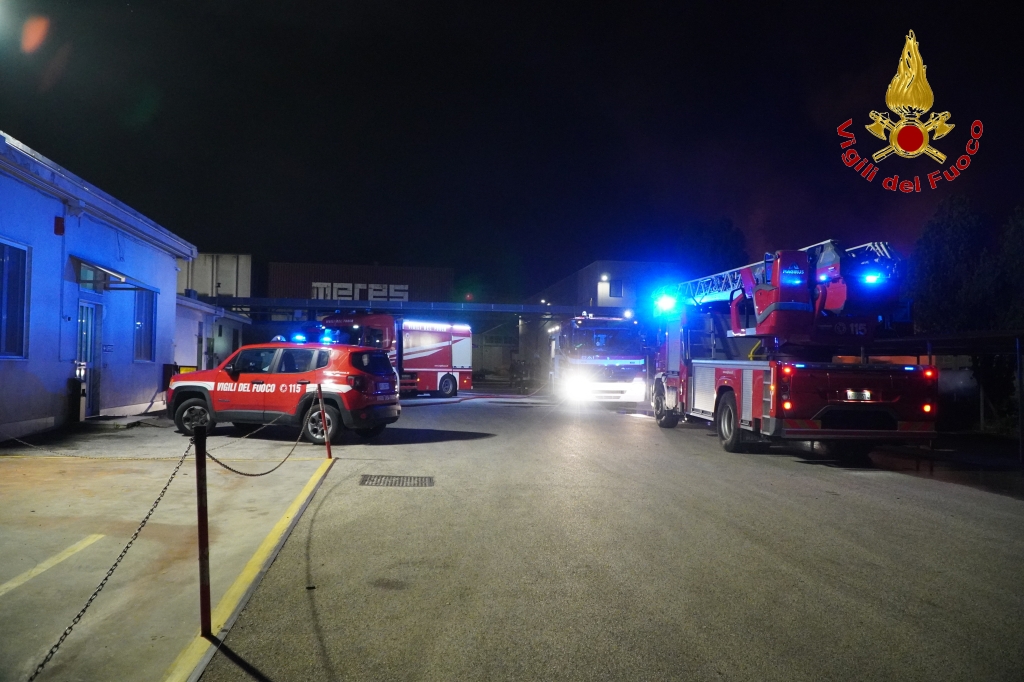 Incendio a Avellino: Vigili del Fuoco a Lavoro per contenere lEmergenza Incendio a Avellino: Vigili del Fuoco a Lavoro per contenere lEmergenza