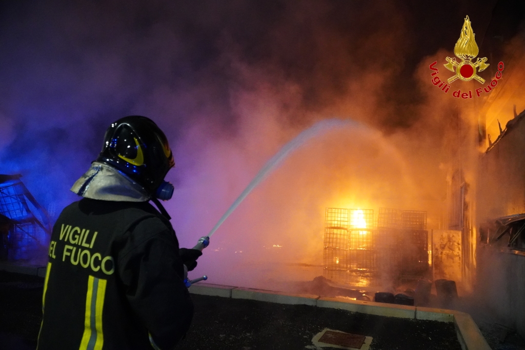 Incendio a Avellino: Vigili del Fuoco a Lavoro per contenere lEmergenza Incendio a Avellino: Vigili del Fuoco a Lavoro per contenere lEmergenza