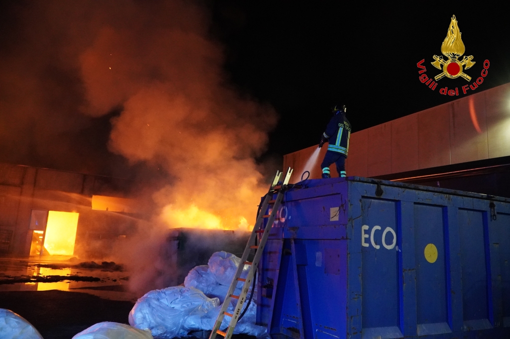 Incendio a Avellino: Vigili del Fuoco a Lavoro per contenere lEmergenza Incendio a Avellino: Vigili del Fuoco a Lavoro per contenere lEmergenza
