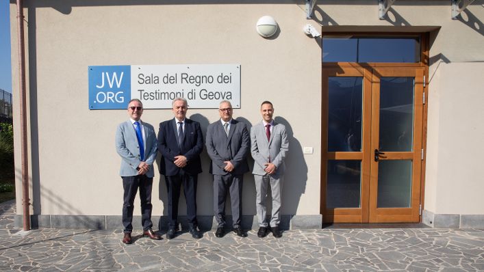 A Somma Vesuviana inaugurato il nuovo luogo di culto dei Testimoni di Geova. Il Sindaco Di Sarno: “Un bellissimo edificio utile all’intera cittadinanza” A Somma Vesuviana inaugurato il nuovo luogo di culto dei Testimoni di Geova. Il Sindaco Di Sarno: “Un bellissimo edificio utile all’intera cittadinanza”