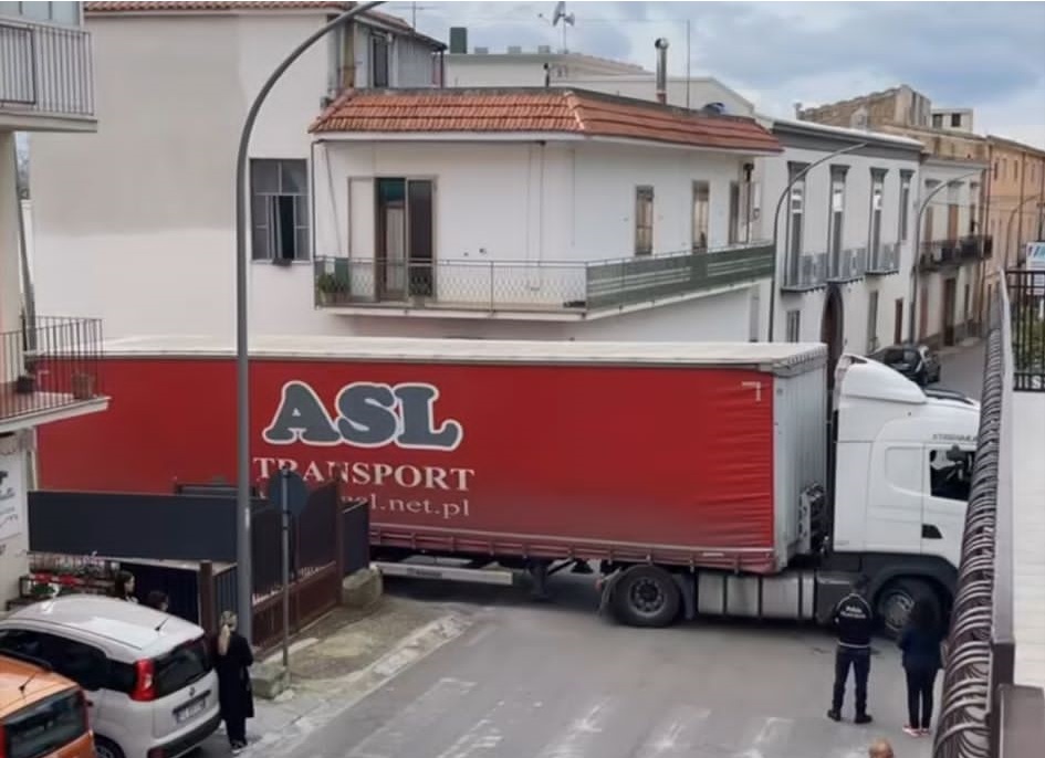 AVELLA. Tir bloccato in Via Madonna del Carmine, interviene la Polizia Municipale. AVELLA. Tir bloccato in Via Madonna del Carmine, interviene la Polizia Municipale.