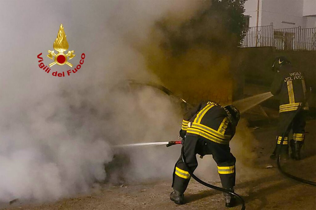 QUADRELLE. A fuoco veicolo in sosta dopo la mezzanotte. Indagano i Carabinieri