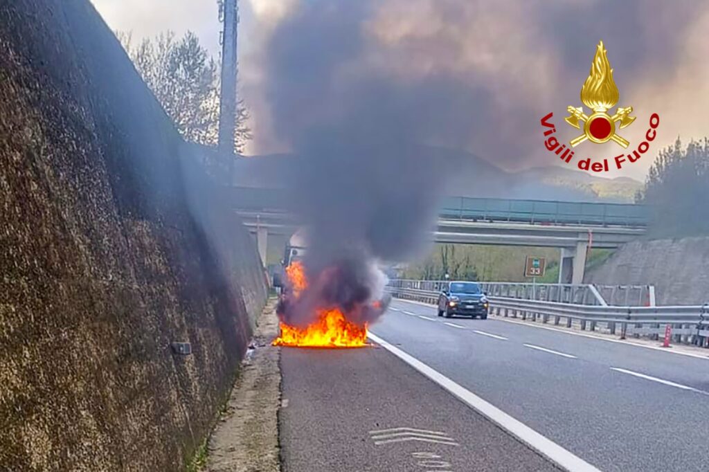 A16. A fuoco autocarro durante il transito nel territorio di AVELLINO