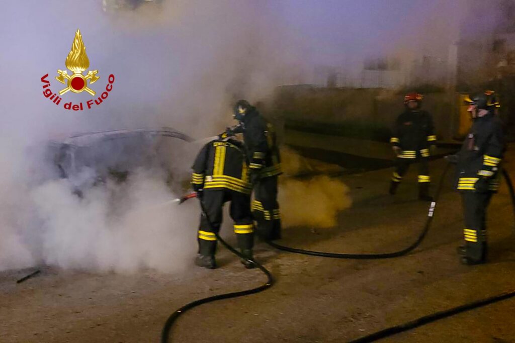 QUADRELLE. A fuoco veicolo in sosta dopo la mezzanotte. Indagano i Carabinieri