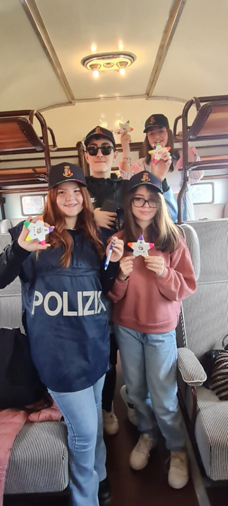 La Polizia di Stato e il personale ferroviario accompagnano gli studenti di Caivano, Forcella e Fuorigrotta in un viaggio nella storia del trasporto ferroviario.